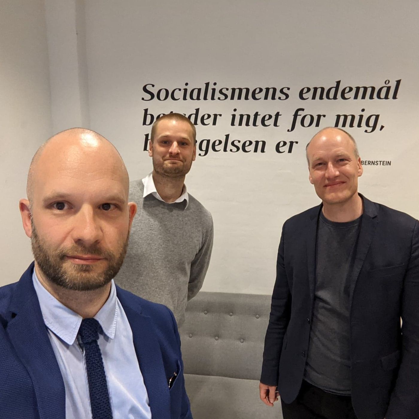 EN MAND SER RØDT