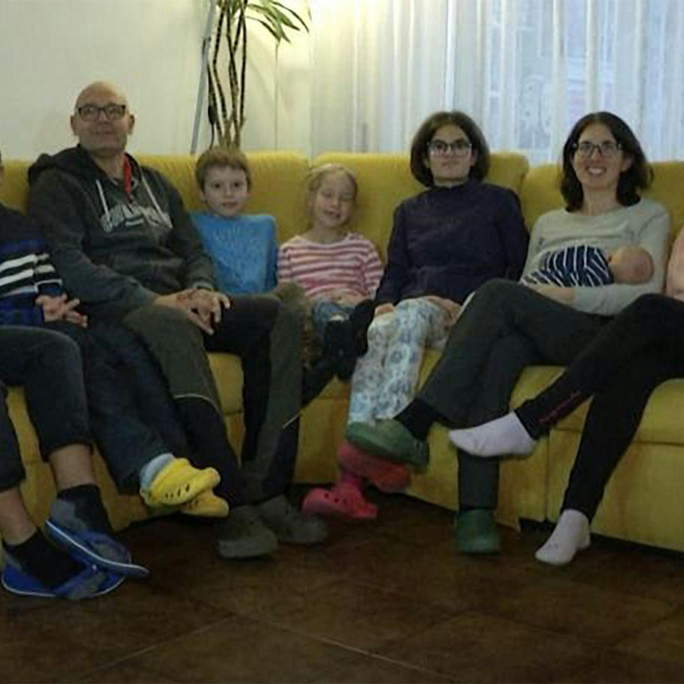 Aggiungi un pc a tavola, la Dad con 7 figli (di Stefan Wallisch) episode artwork