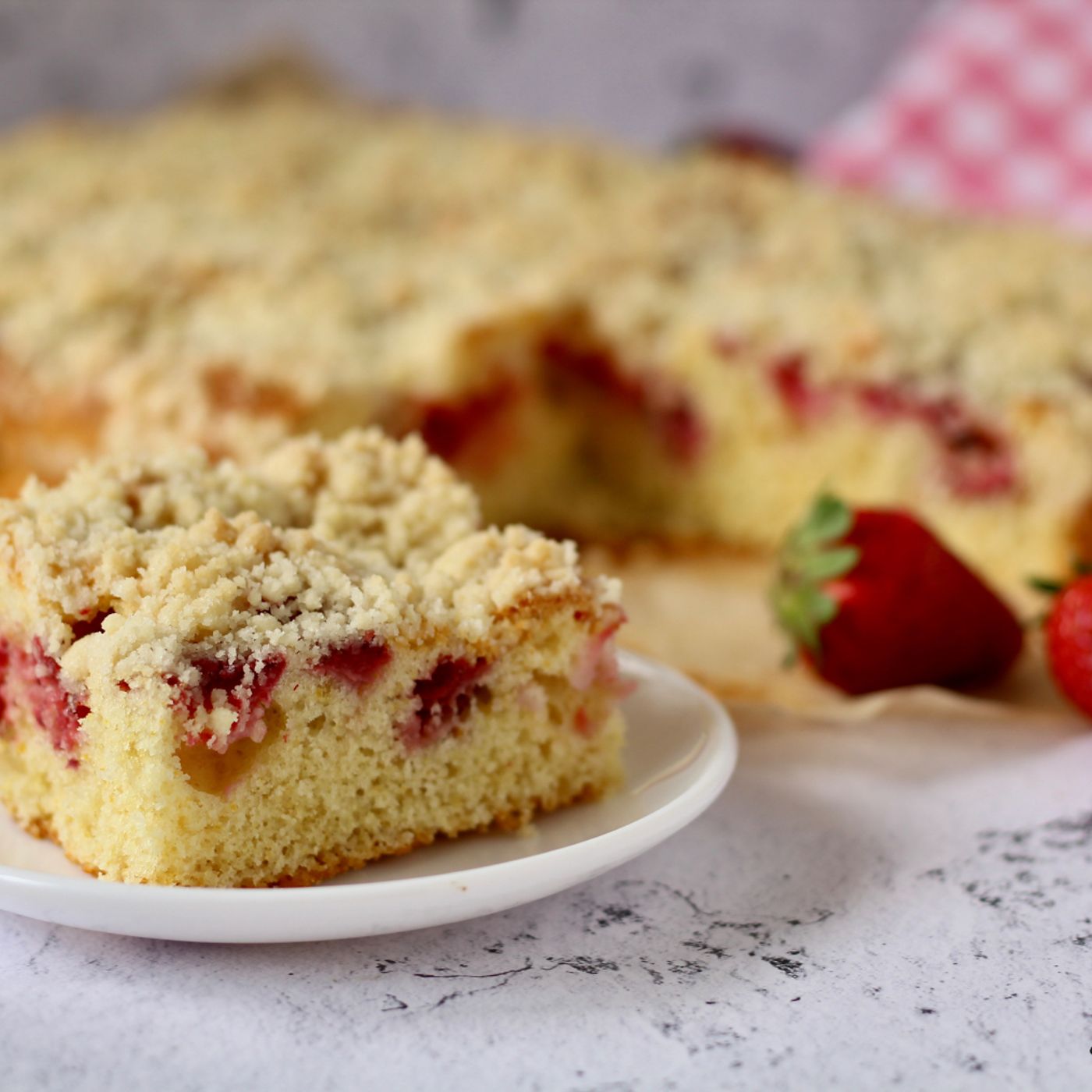 Torta morbida alle fragole con crumble