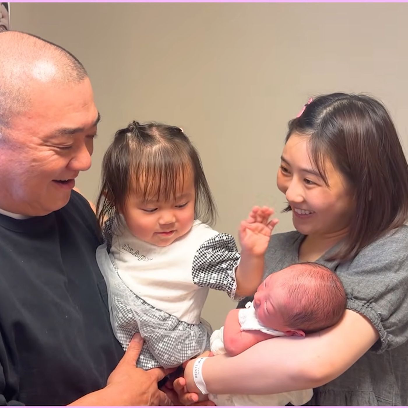 西野未姫、長女と第二子が初対面　山本圭壱と協力して子育てをする姿に「めちゃめちゃ良いパパとママ」 episode artwork
