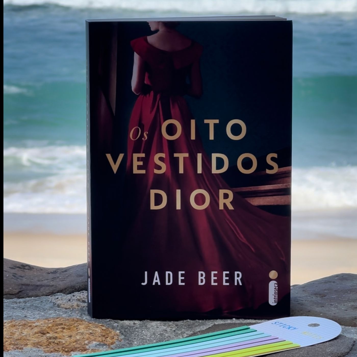 1ª (PRIMEIRA) leitura do livro "Os oito vestidos de Dior" - Jade Beer