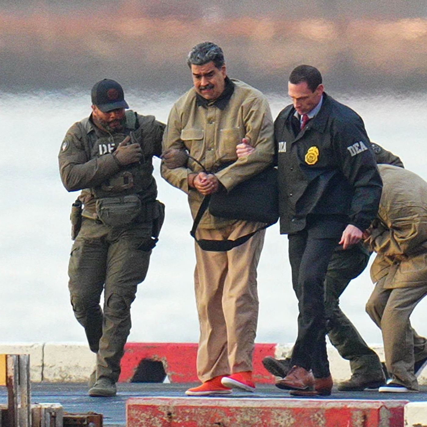 Esposado, vestido de caqui y zapatos rojos, Maduro ante Tribunal del Segundo Distrito de Nueva York episode artwork