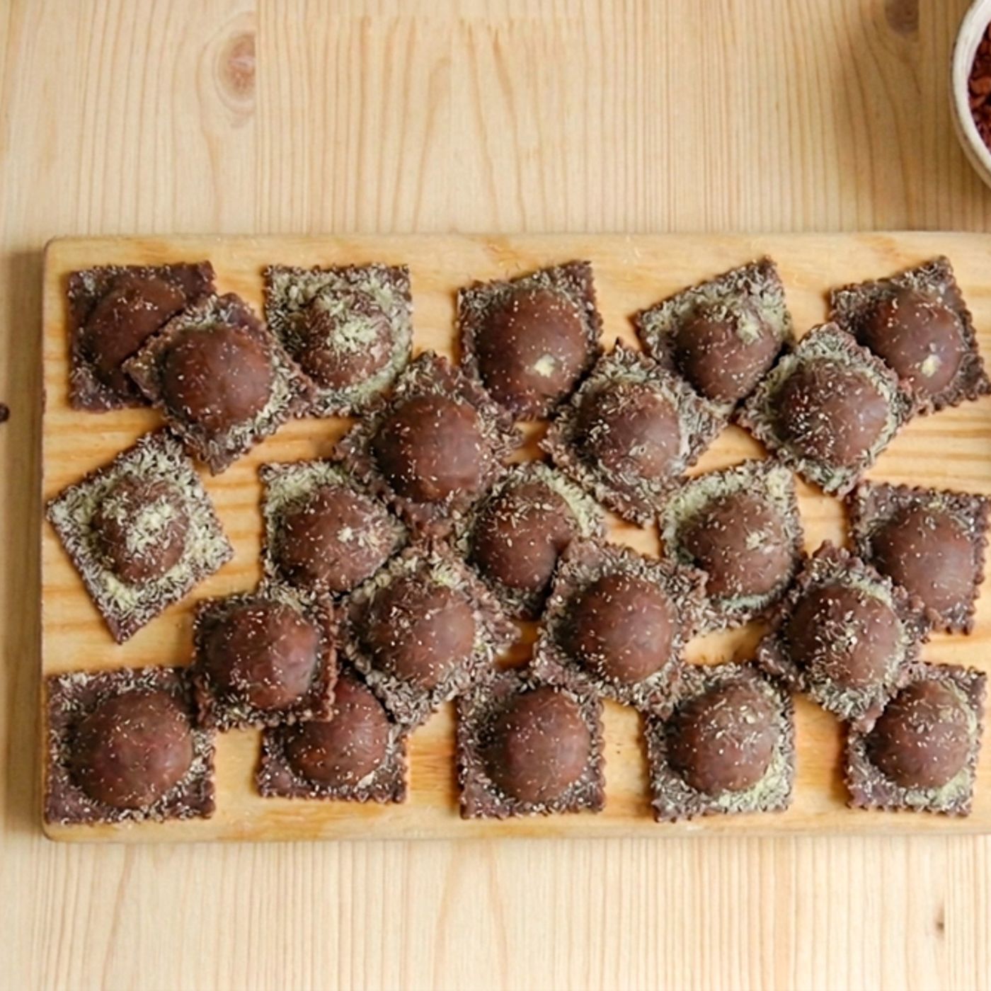 Ravioli al cacao con gorgonzola e pere: ricetta e consigli tecnici episode artwork