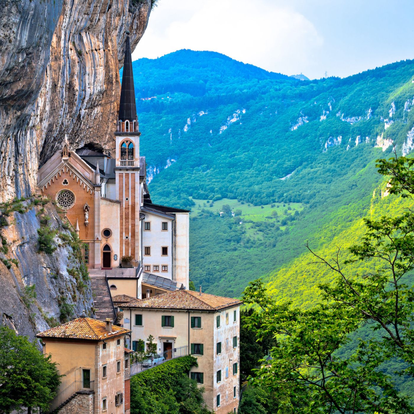 Il Santuario Madonna della Corona miracolo architettonico sospeso tra roccia e infinito episode artwork