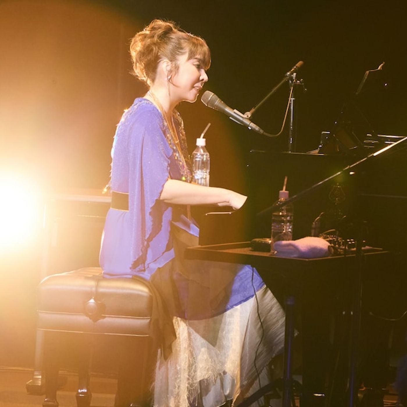 岡本真夜がデビュー記念日に聴かせた“singer-songwriter”の矜持、中山美穂への思いも歌に乗せて（ライブレポート / 写真12枚） - 音楽ナタリー episode artwork