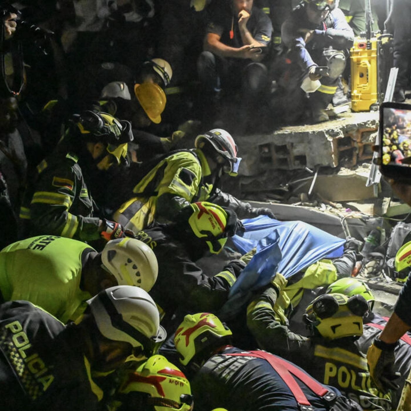 Colombia mourns quake victims as rescue teams keep digging