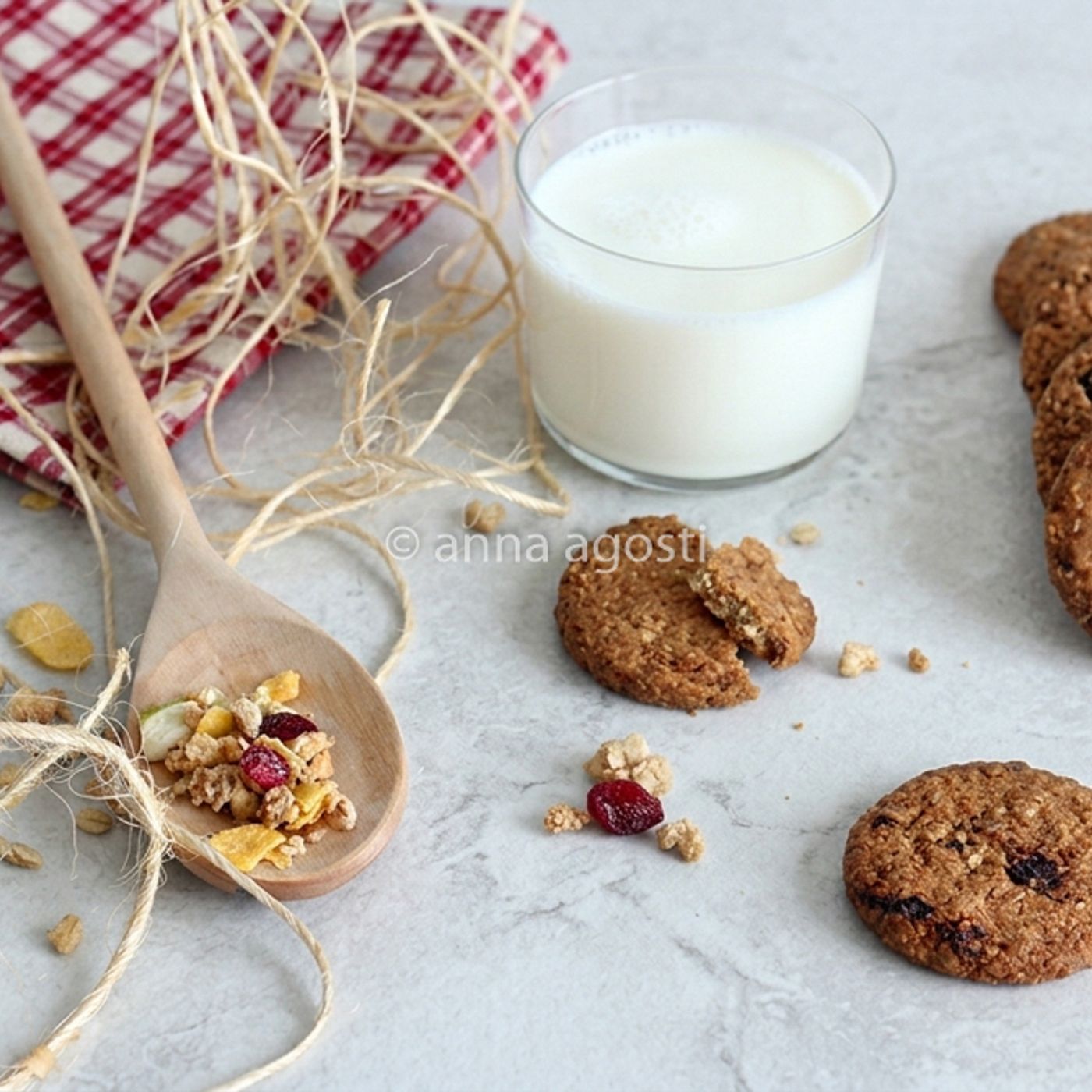 Biscotti ai cereali e frutta secca fatti in casa