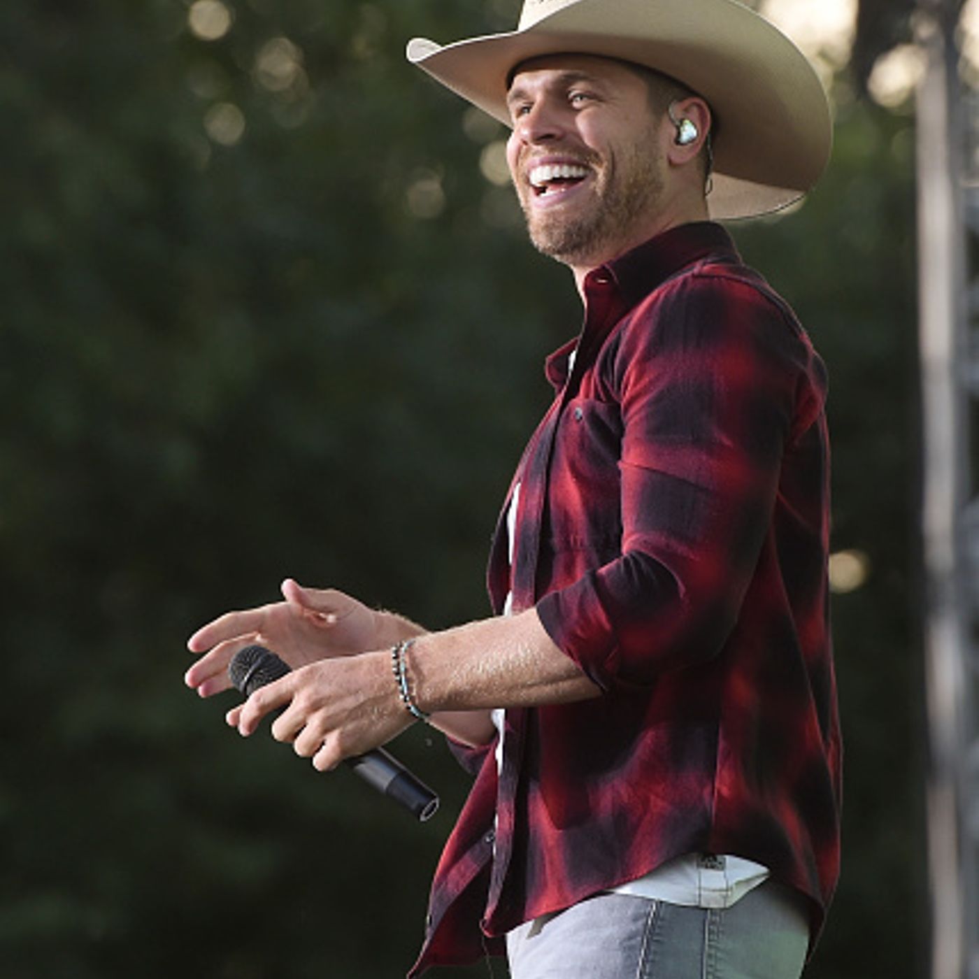 Dustin Lynch is coming to town and chats with Steve & Gina episode artwork