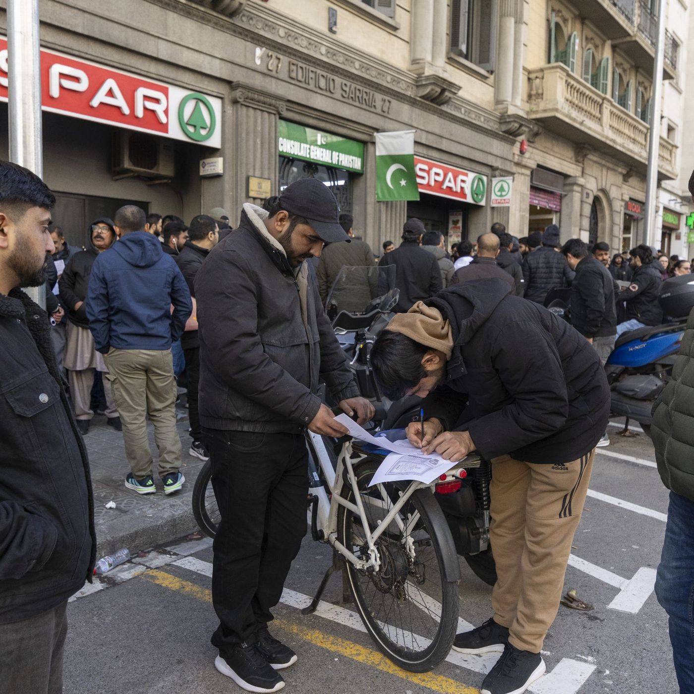 Las noticias de Herrero: El 67% de los españoles y hasta el 89% de los jóvenes, contra la regularización de inmigrantes