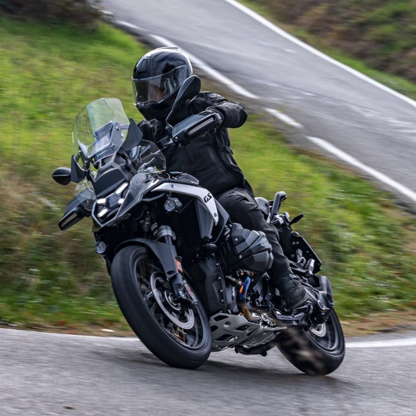NEW BMW R 1300 GS 2024 - MAURIZIO TOMA E ANDREA SILVA RACCONTANO LA NUOVA GS 1300 episode artwork