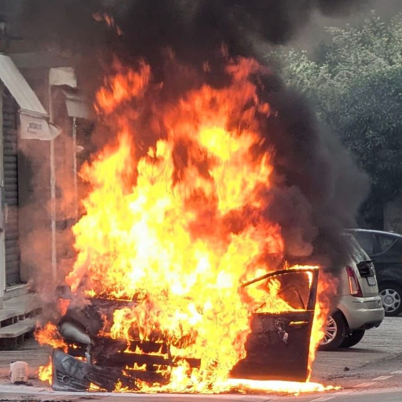 Auto in fiamme in via San Vincenzo, nessun ferito episode artwork