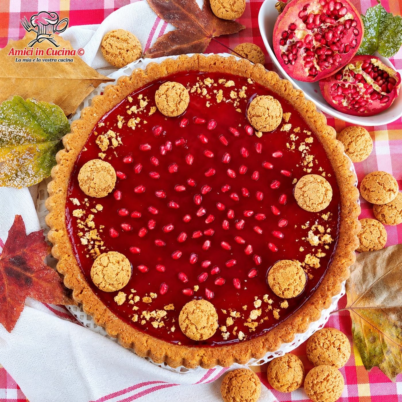 Crostata al melograno e amaretti: il dolce autunnale dal cuore rosso rubino