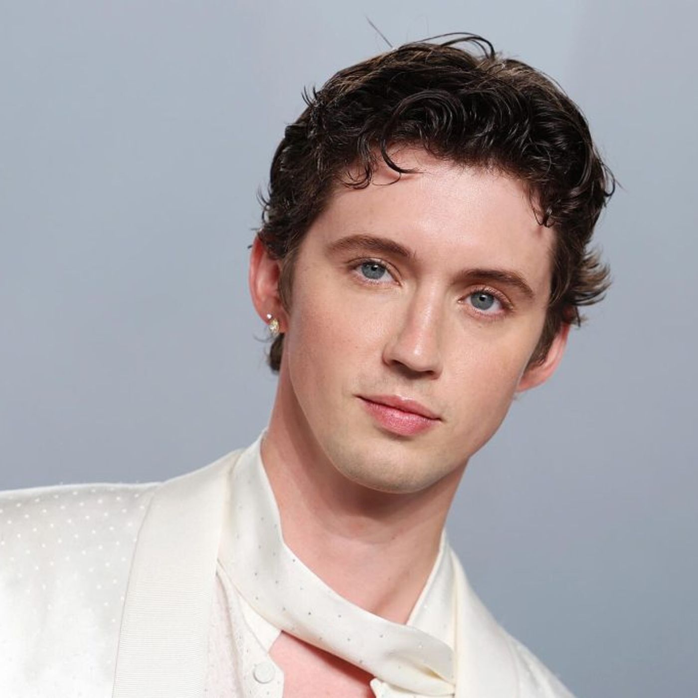 Troye Sivan Says He’s ‘Happiest’ in the ‘Orbit of a Woman’: ‘I’m So Comfortable in That World’