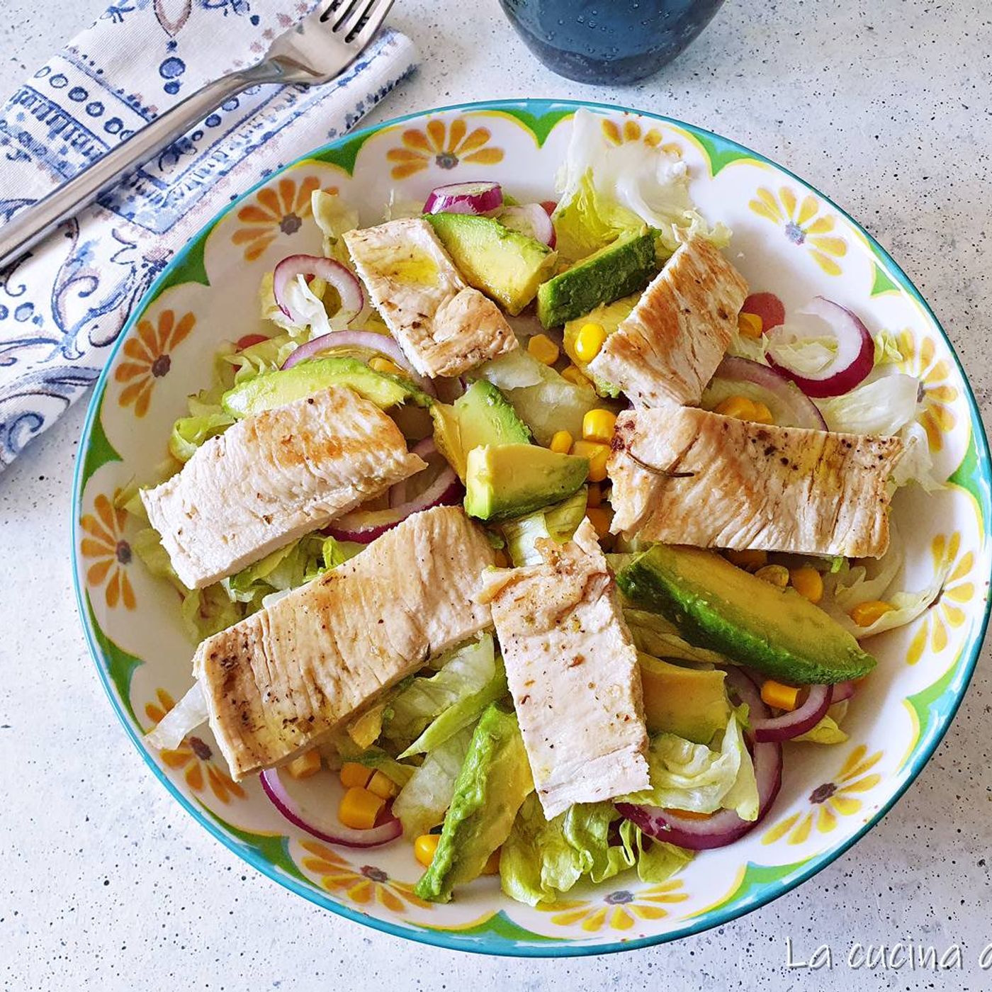 Insalata di pollo con avocado, mais e cipolla rossa: fresca e completa