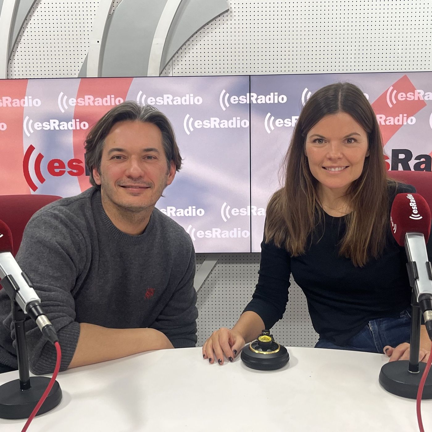 Entrevista a Alberto y Laura Caballero por la segunda temporada de 'Muertos SL' episode artwork