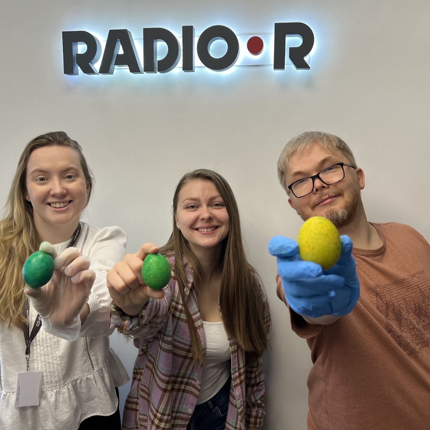 Три простые техники + немного спонтанности = праздник. Как слушательница RADIO•R  прямо в эфире устроила покраску яиц к Пасхе episode artwork