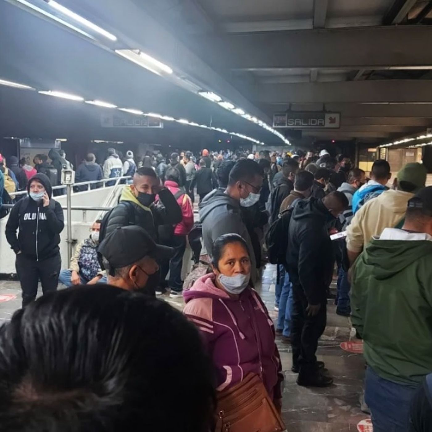 Líneas de Metro y Metrobús operan con retrasos y bloqueos Líneas de Metro y Metrobús operan con retrasos y bloqueos