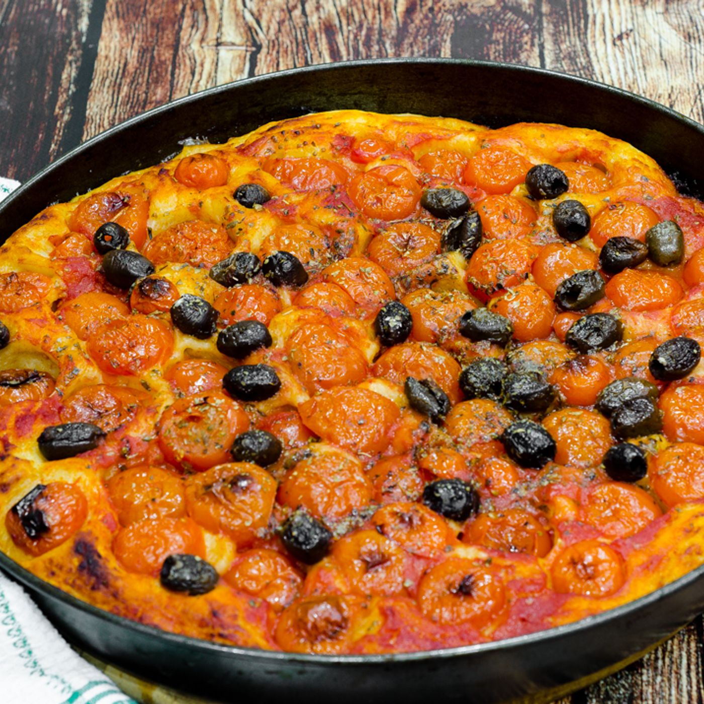 Focaccia barese con patate, pomodorini e olive nere episode artwork