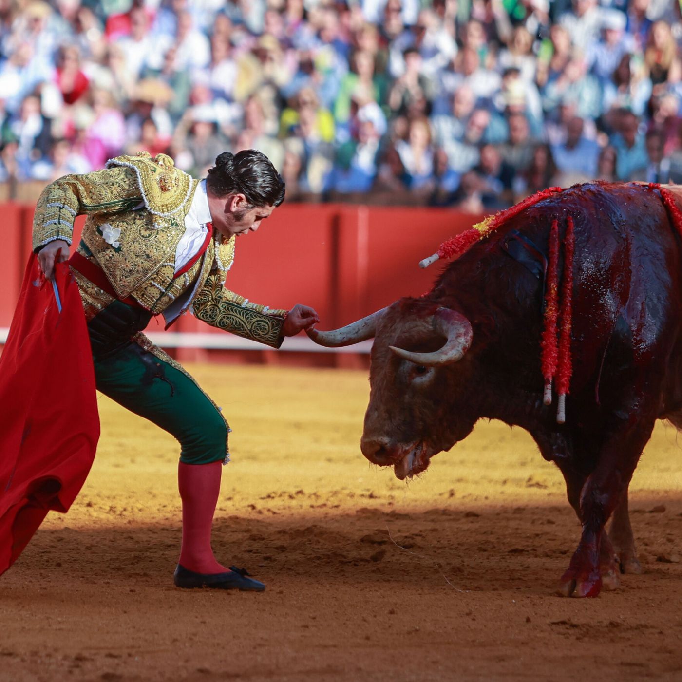 Al alimón: Morante sonríe, por fin, en la Maestranza