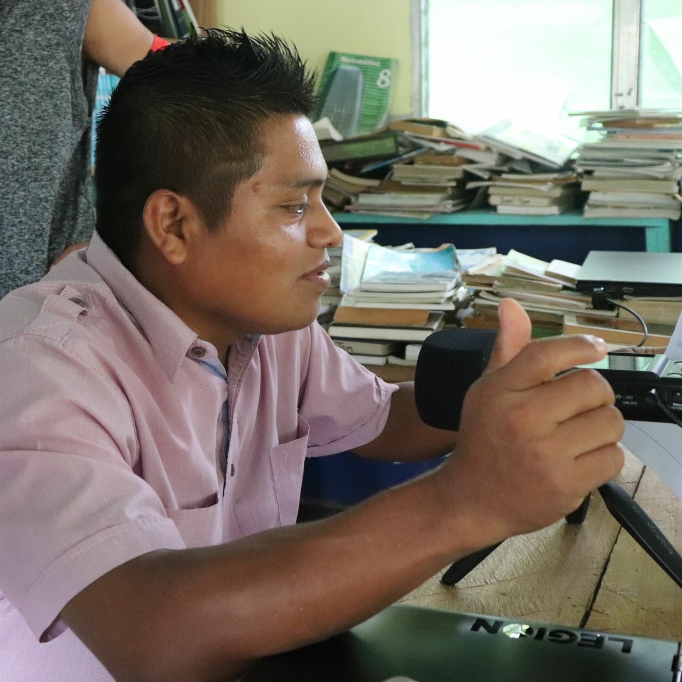 “La voz de la lluvia”, noticiero de Estéreo Lluvia, en español