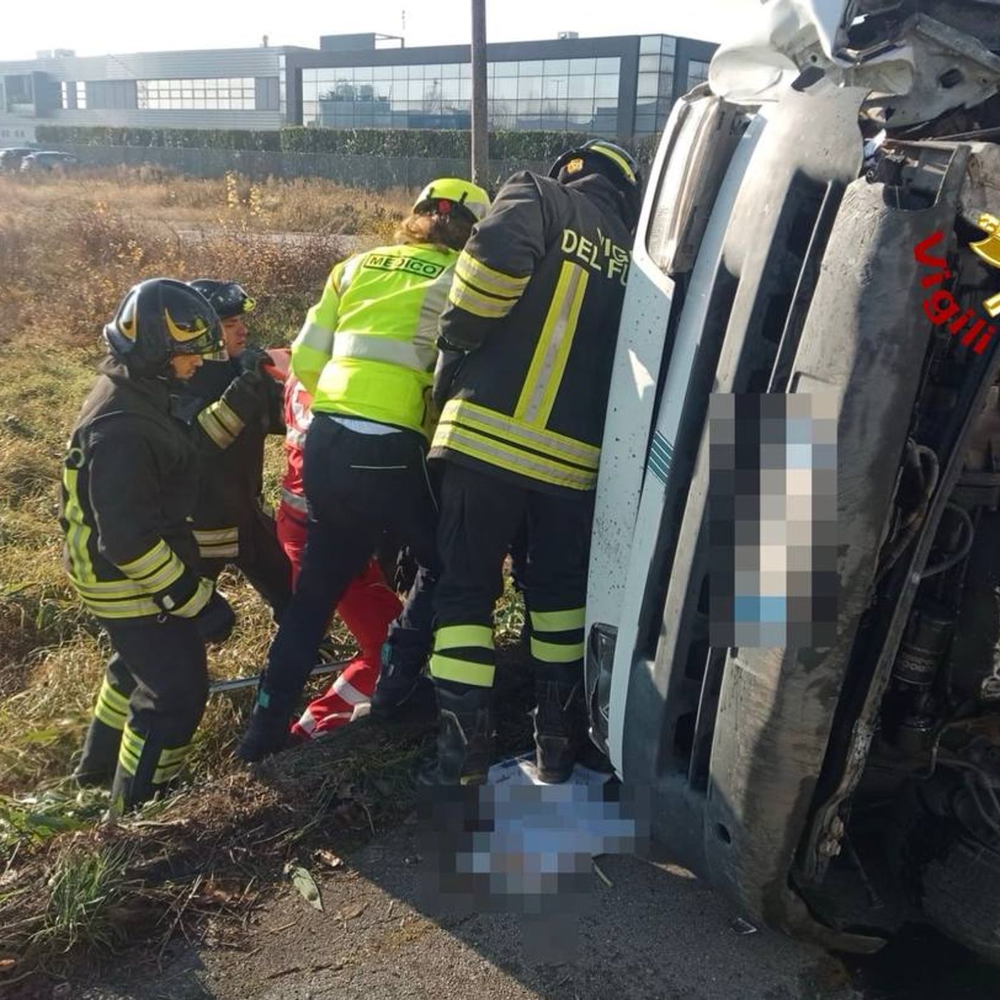 Fiat Ducato fuori controllo, si ribalta sulla pista ciclabile: paura lungo la Sp248