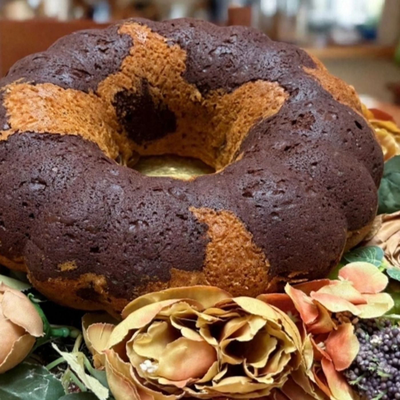 Ciambella al latte caldo e cioccolato fondente.