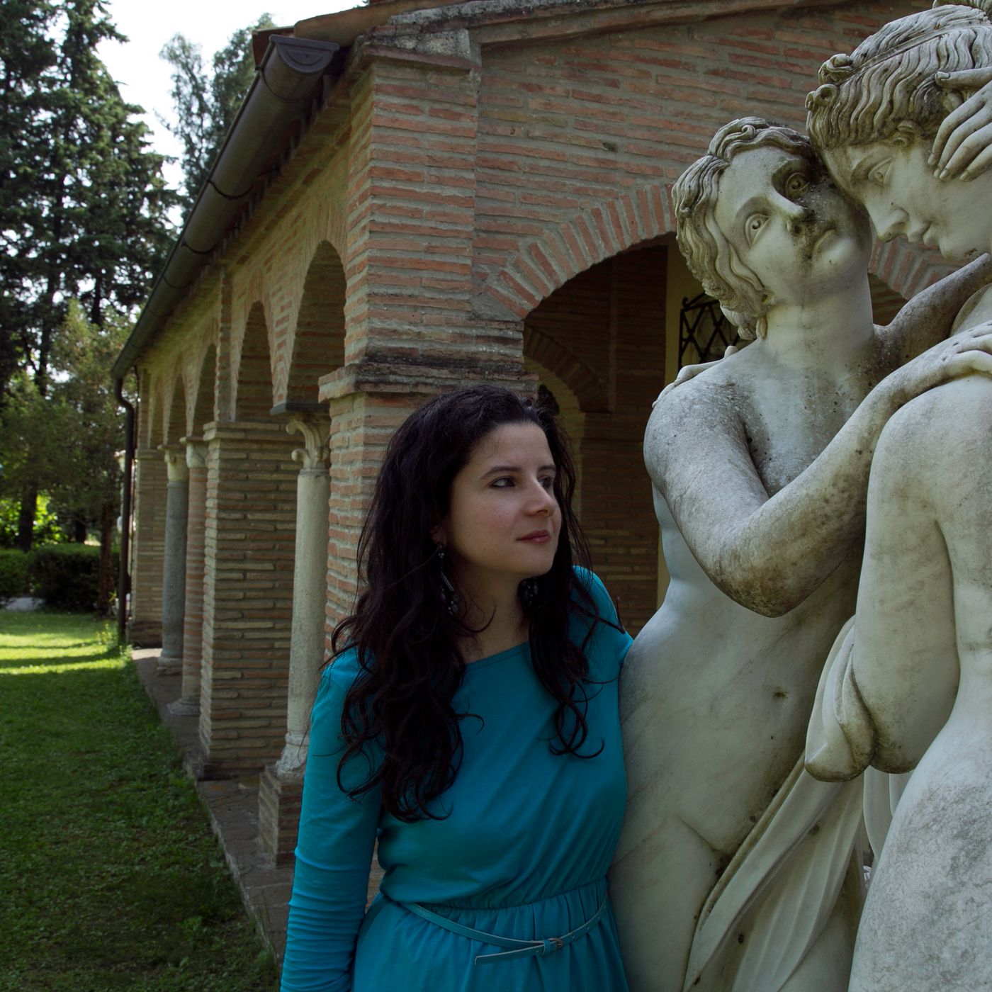 Francesca Innocenzi e la sua nuova raccolta di poesie "Formulario per la presenza" episode artwork