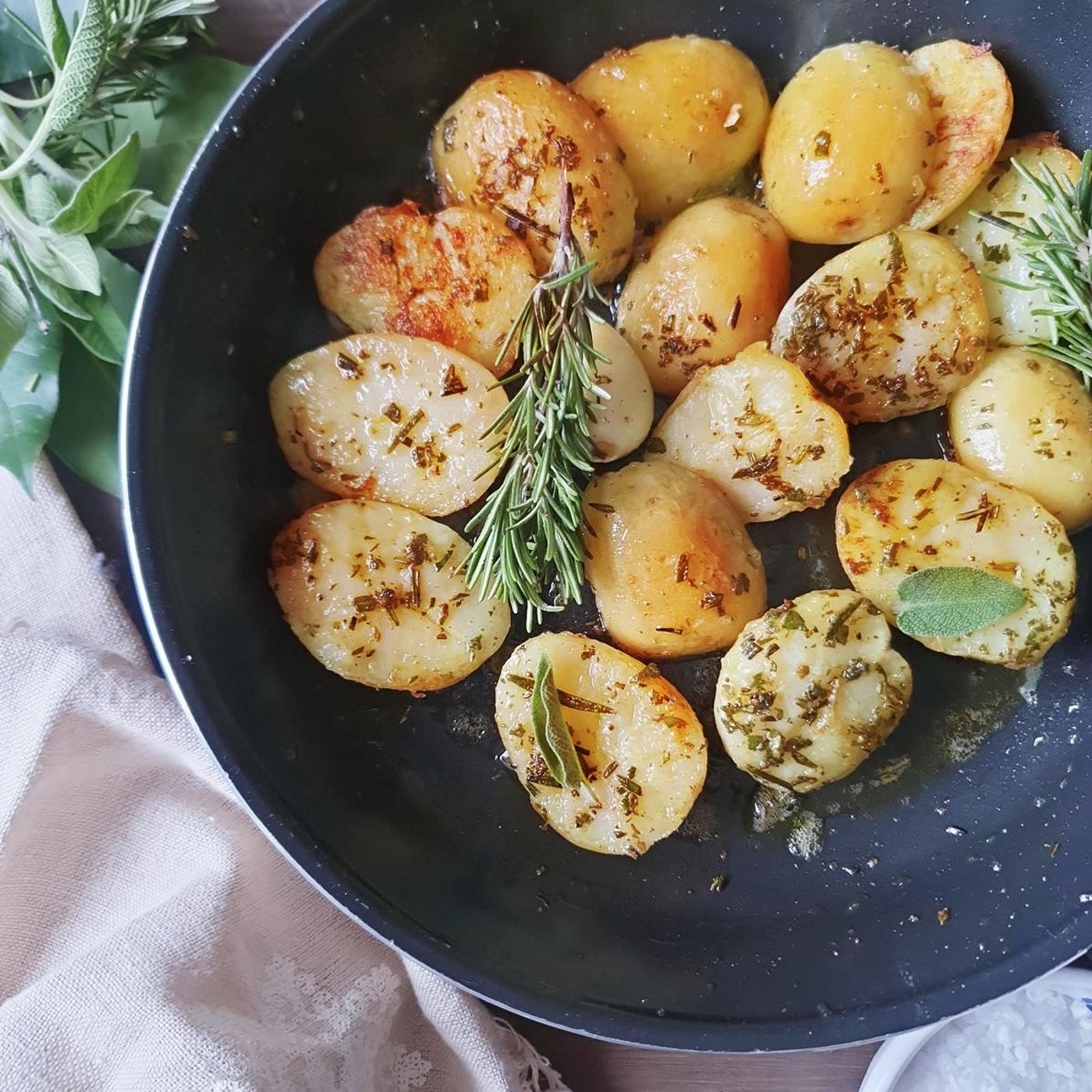 Patate novelle croccanti in padella con erbe aromatiche episode artwork