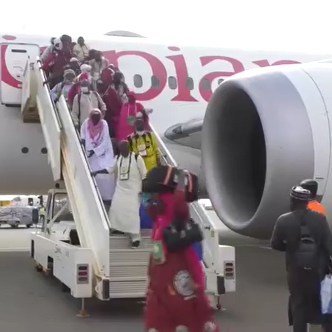 Le journal du 08 mai - report du premier vol charter des pèlerins nigériens episode artwork
