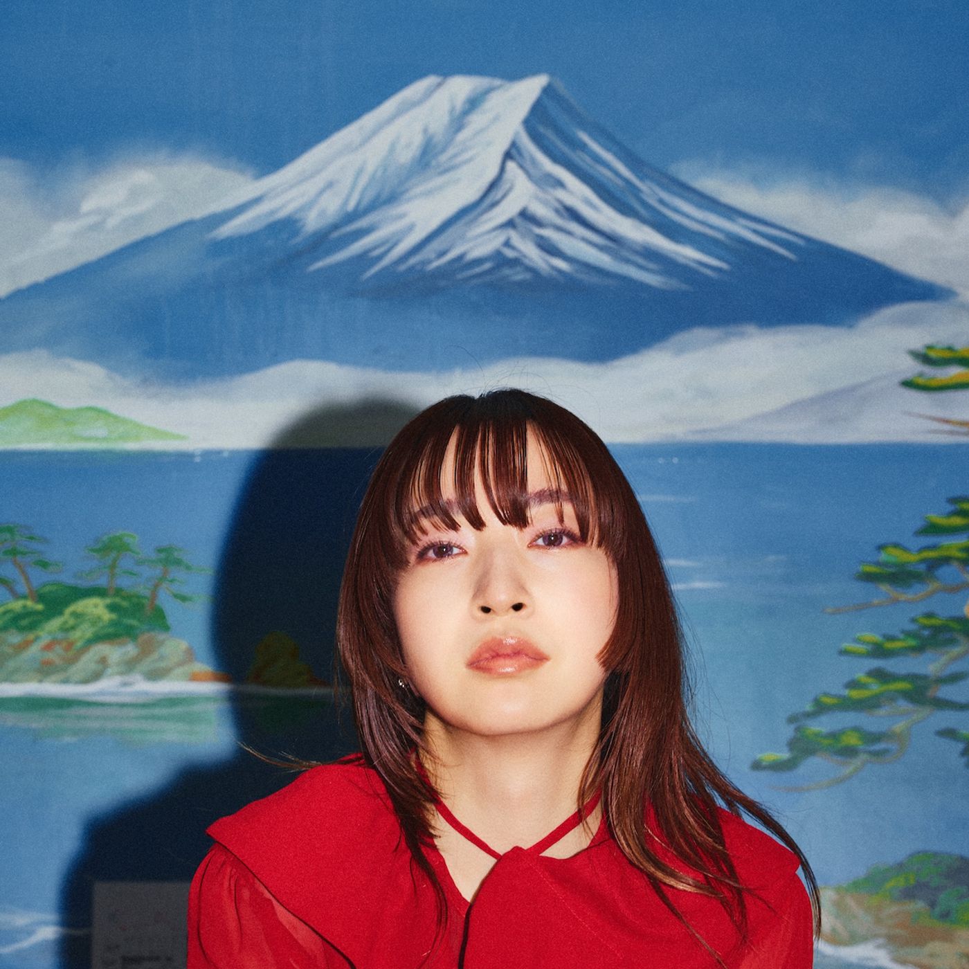 ヒグチアイ、答えの出ない人生と向き合う“思考の足跡”　対照的な新曲「ひと匙」「今この胸に滾るのは」に通ずる視点とは episode artwork