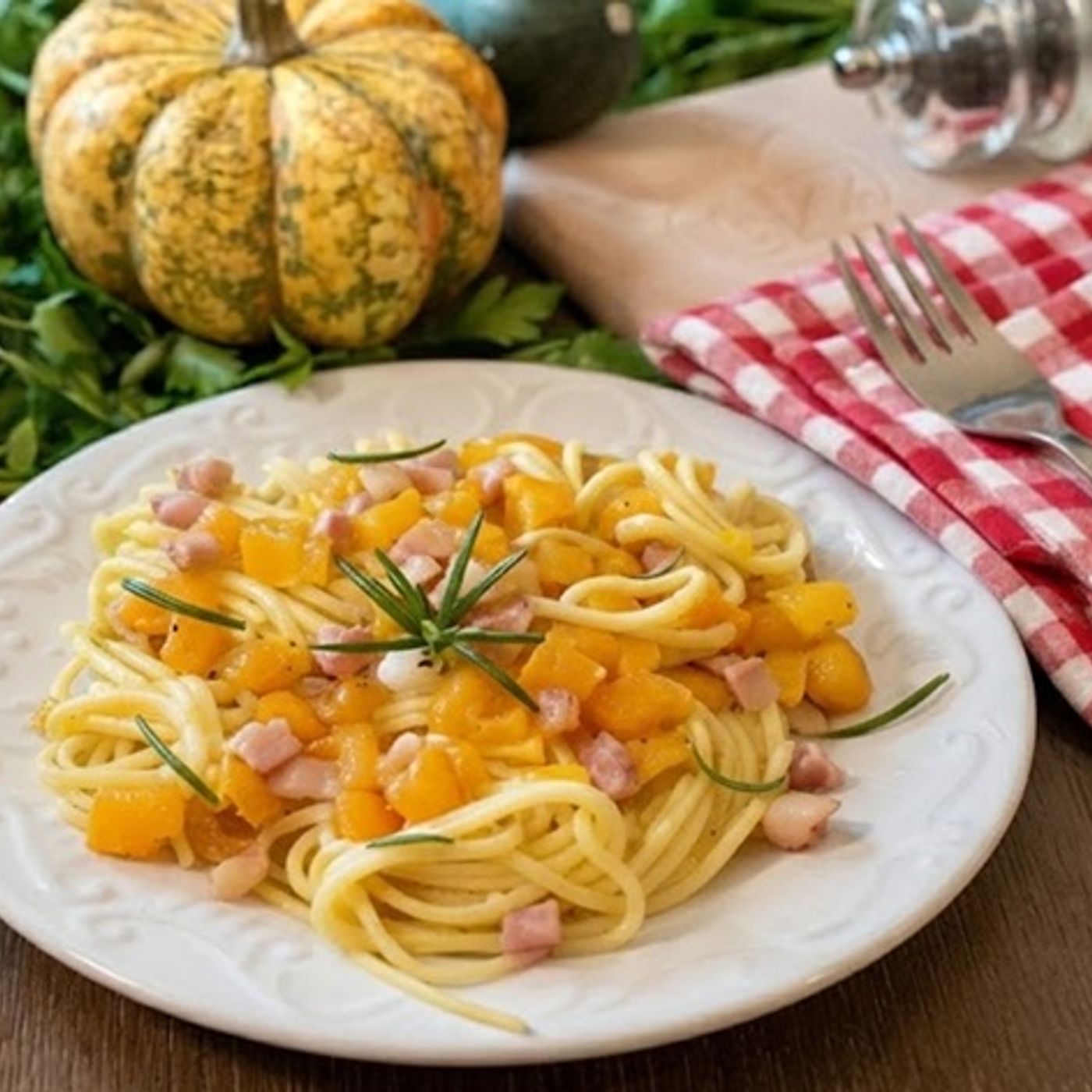 Spaghetti pancetta e zucca: la ricetta autunnale cremosa, veloce e super golosa