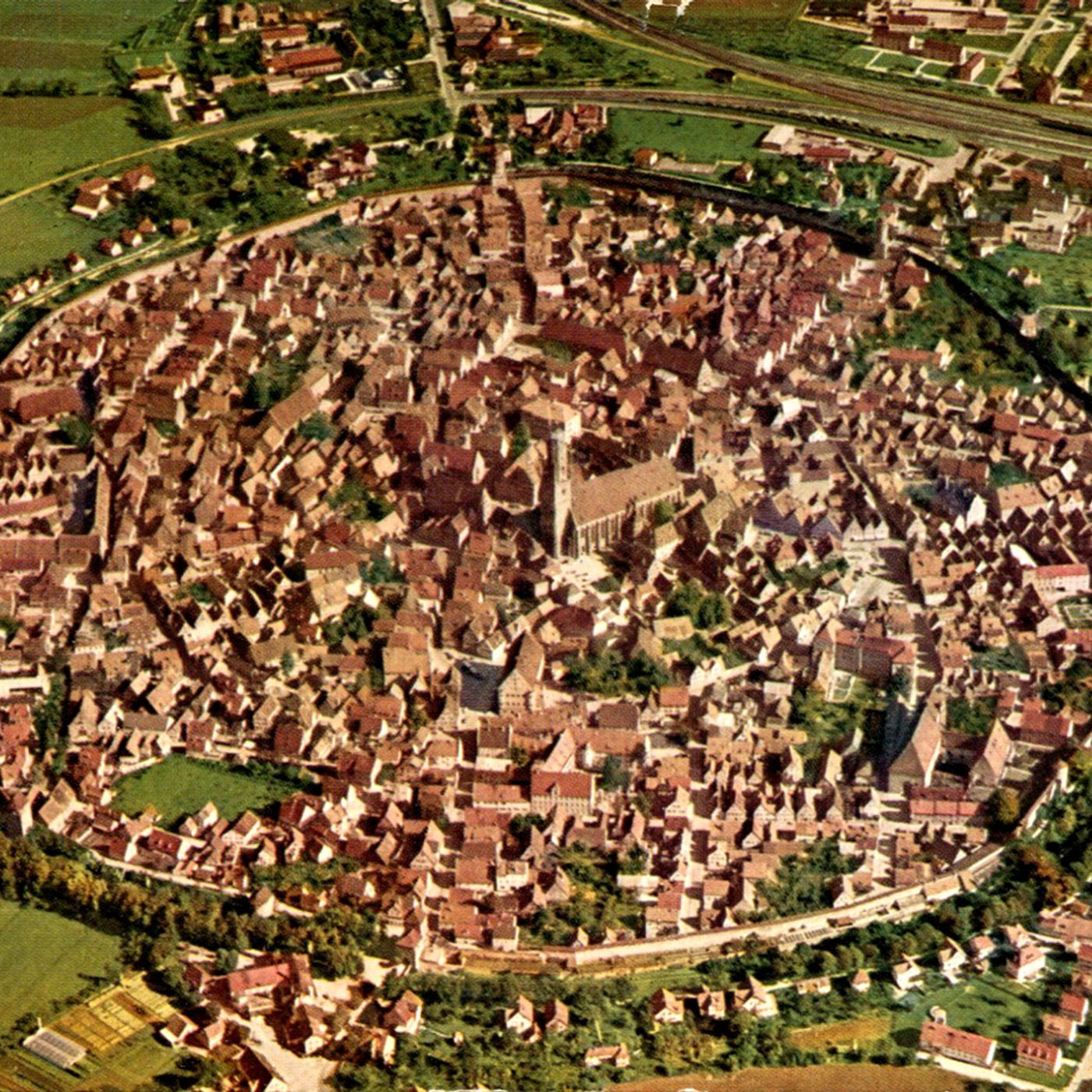 Noerdlingen la città costruita nel cratere di un asteroide e ricoperta di diamanti episode artwork