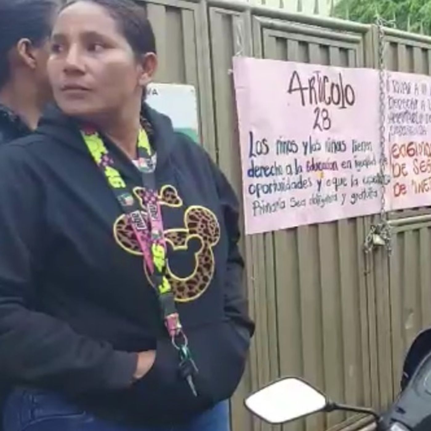 Padres de familia cierran las puertas de escuela en acto de protesta en El Remolino episode artwork