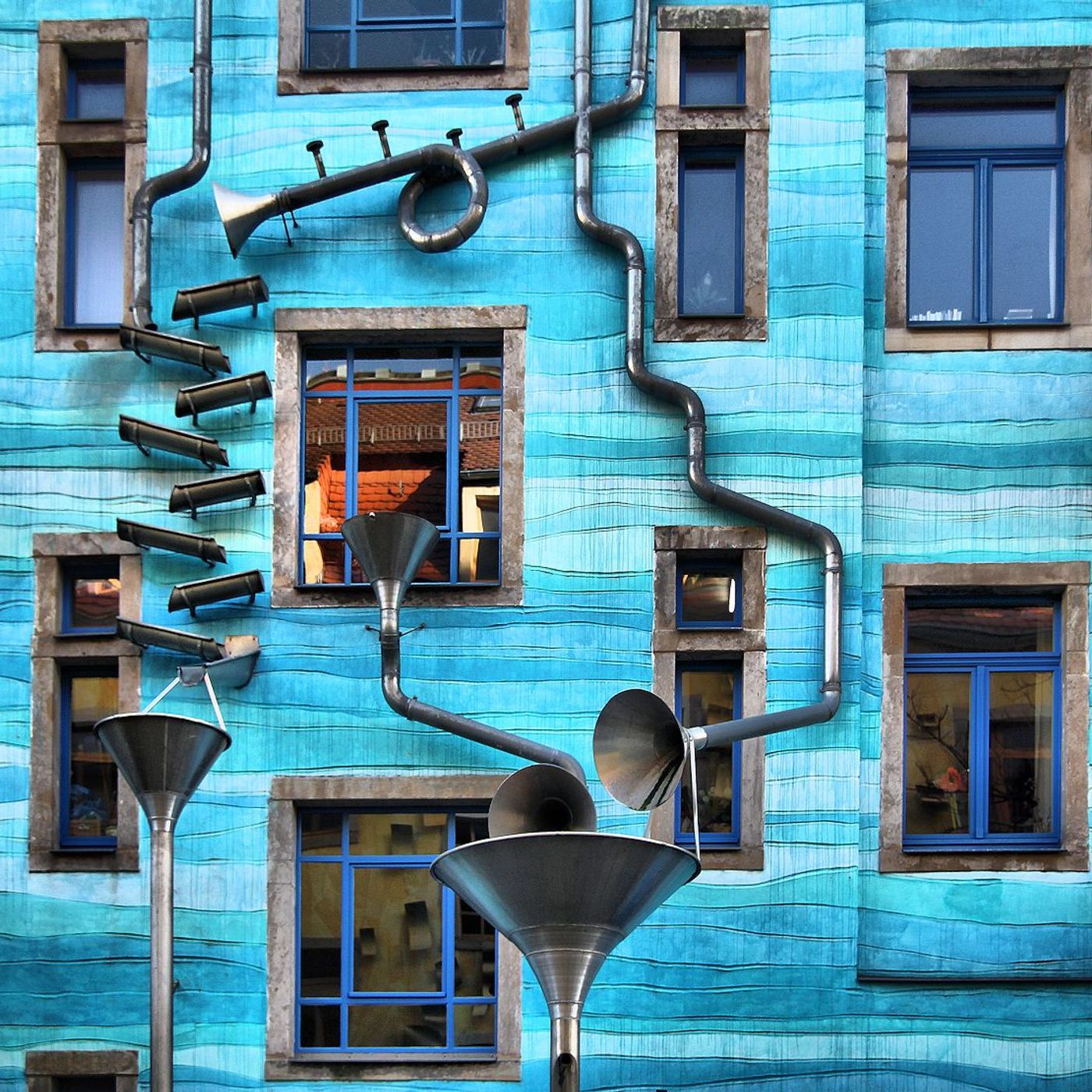 Il Kunsthofpassage di Dresda dove l’arte suona con la pioggia episode artwork