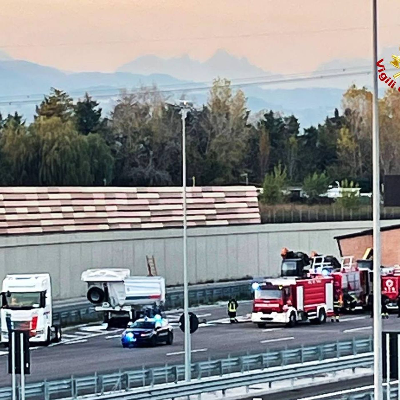 In fumo le batterie al piombo esauste, Vigili del Fuoco in azione sulla Pedemontana