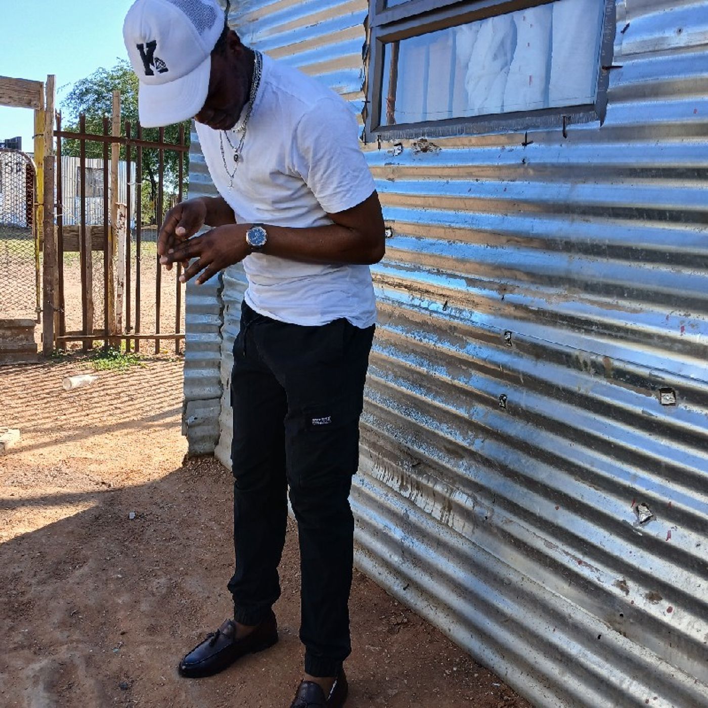 Weekend afternoon chillers on MonyakaOnline FM le uncle tee