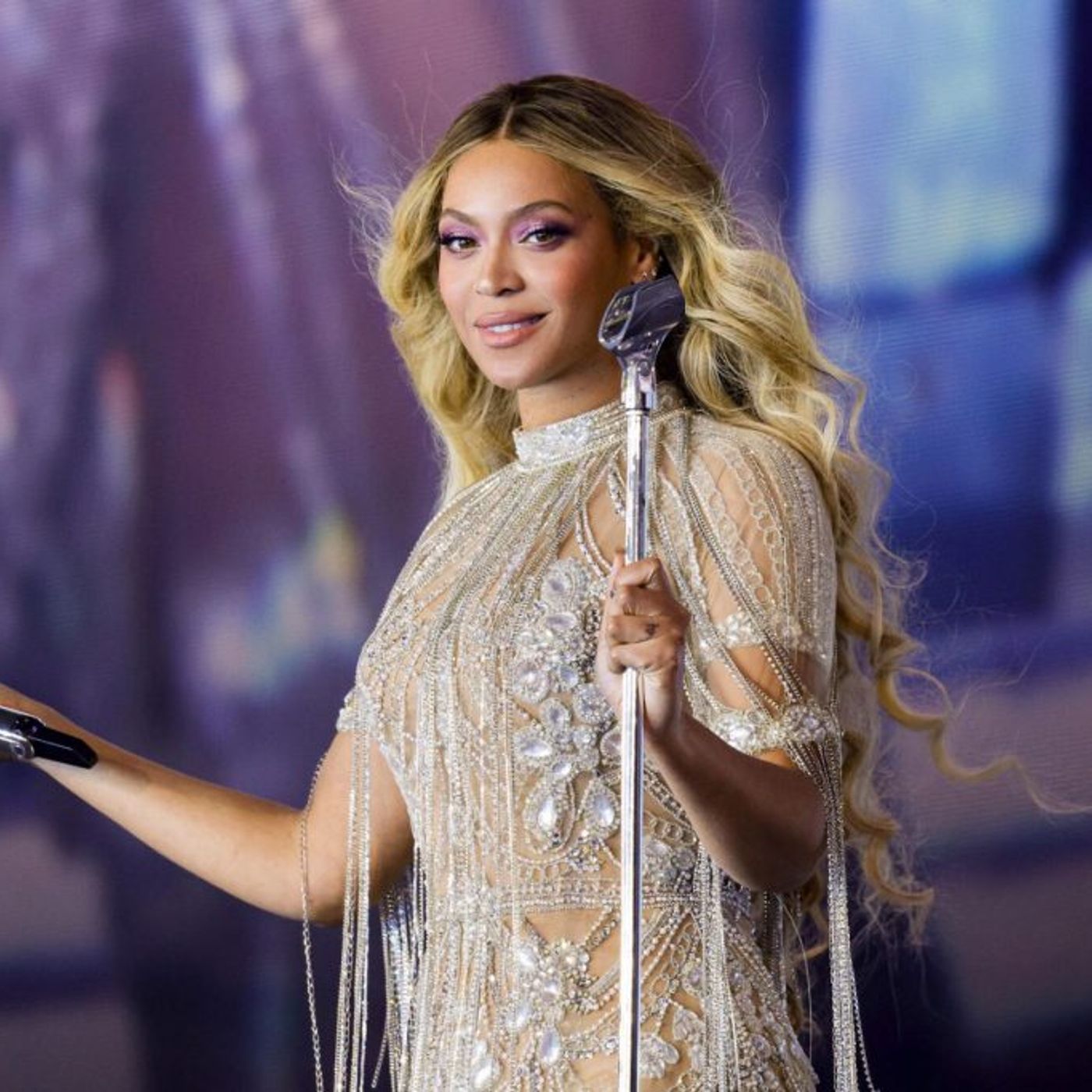 Beyoncé Gets a ‘B’Day’ No. 1 as ‘Morning Dew (Donk)’ Tops Adult R&B Airplay episode artwork