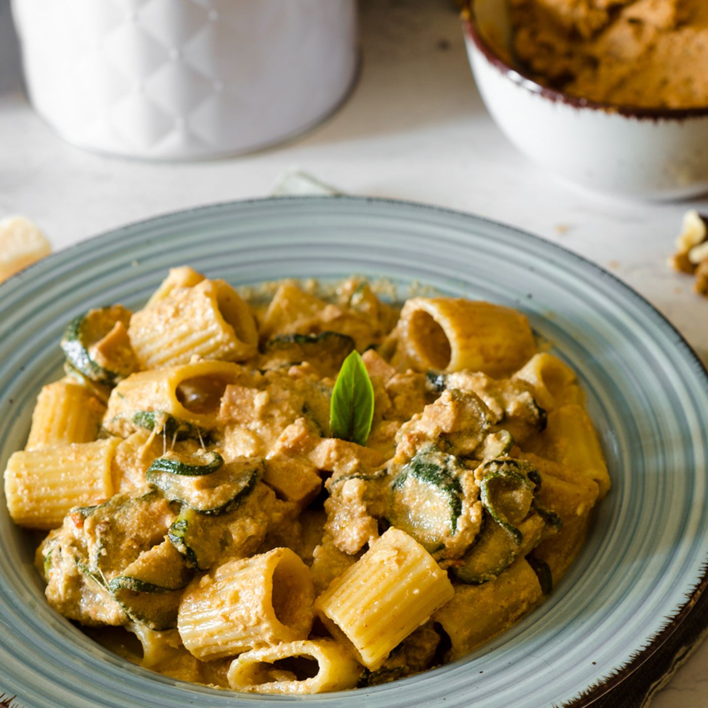 Pasta con pesto di noci, zucchine e prosciutto: primo piatto cremoso e veloce episode artwork