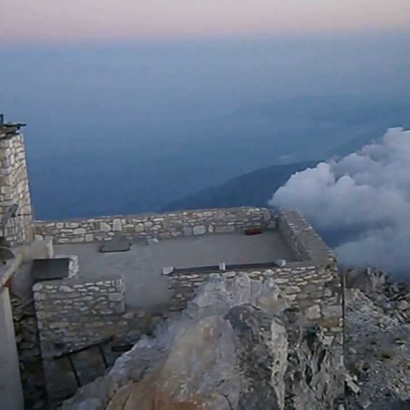 ΓΡΑΜΜΑΤΑ ΚΑΙ ΑΡΜΑΤΑ ΣΤΟΝ ΑΘΩΝΑ