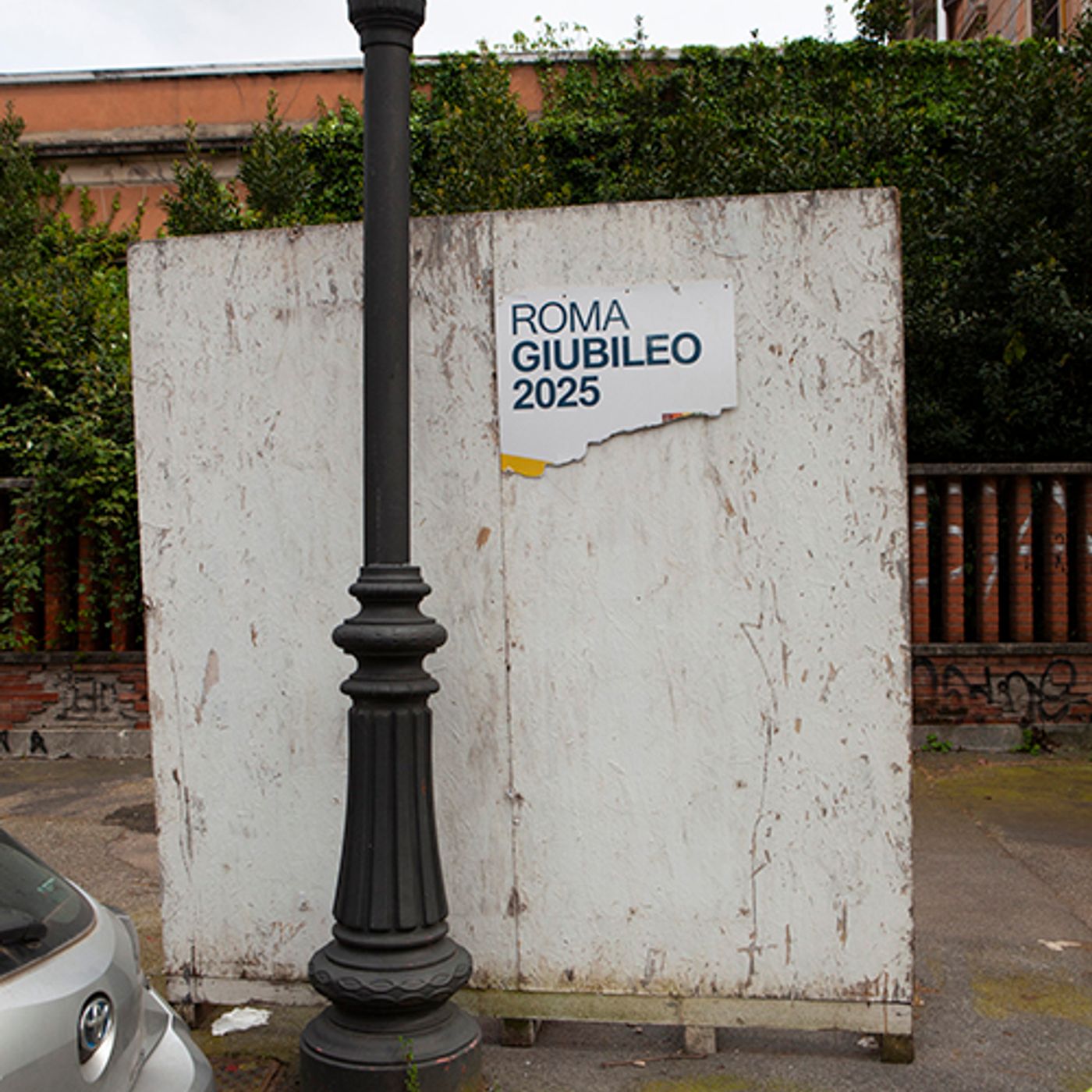 #753 Un coltello al cuore, si scende in piazza, giubileo e B&B e altre storie di Roma episode artwork