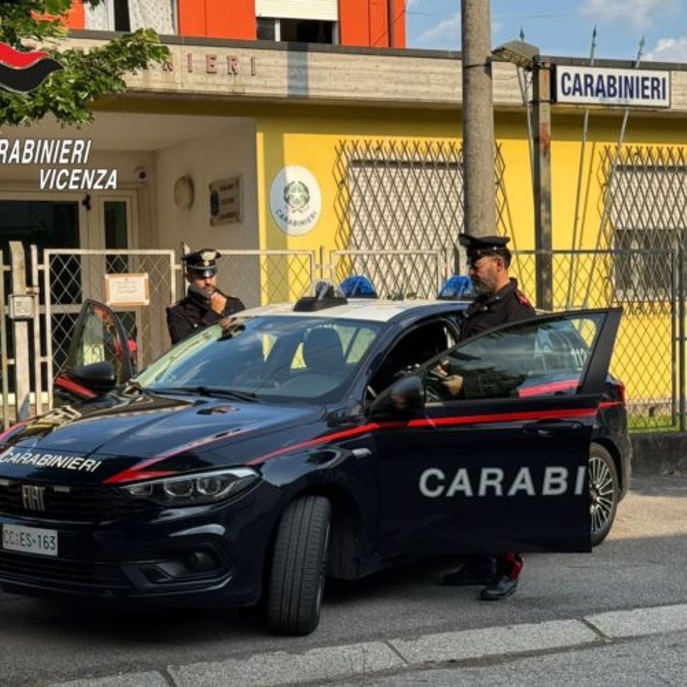 Minaccia la madre con un coltello per i soldi: 27enne arrestato dopo un incubo di tre anni episode artwork