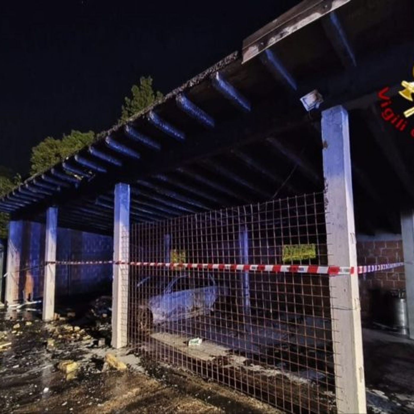 Incendio al tetto di un magazzino in strada Gogna: nessun ferito episode artwork