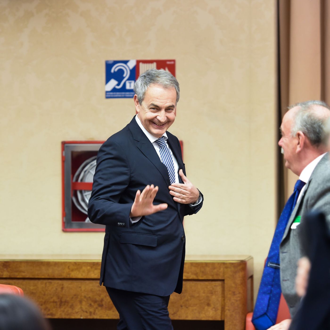 El editorial de Carlos Cuesta: Se estrecha el cerco en torno a Zapatero por sus actividades en Venezuela