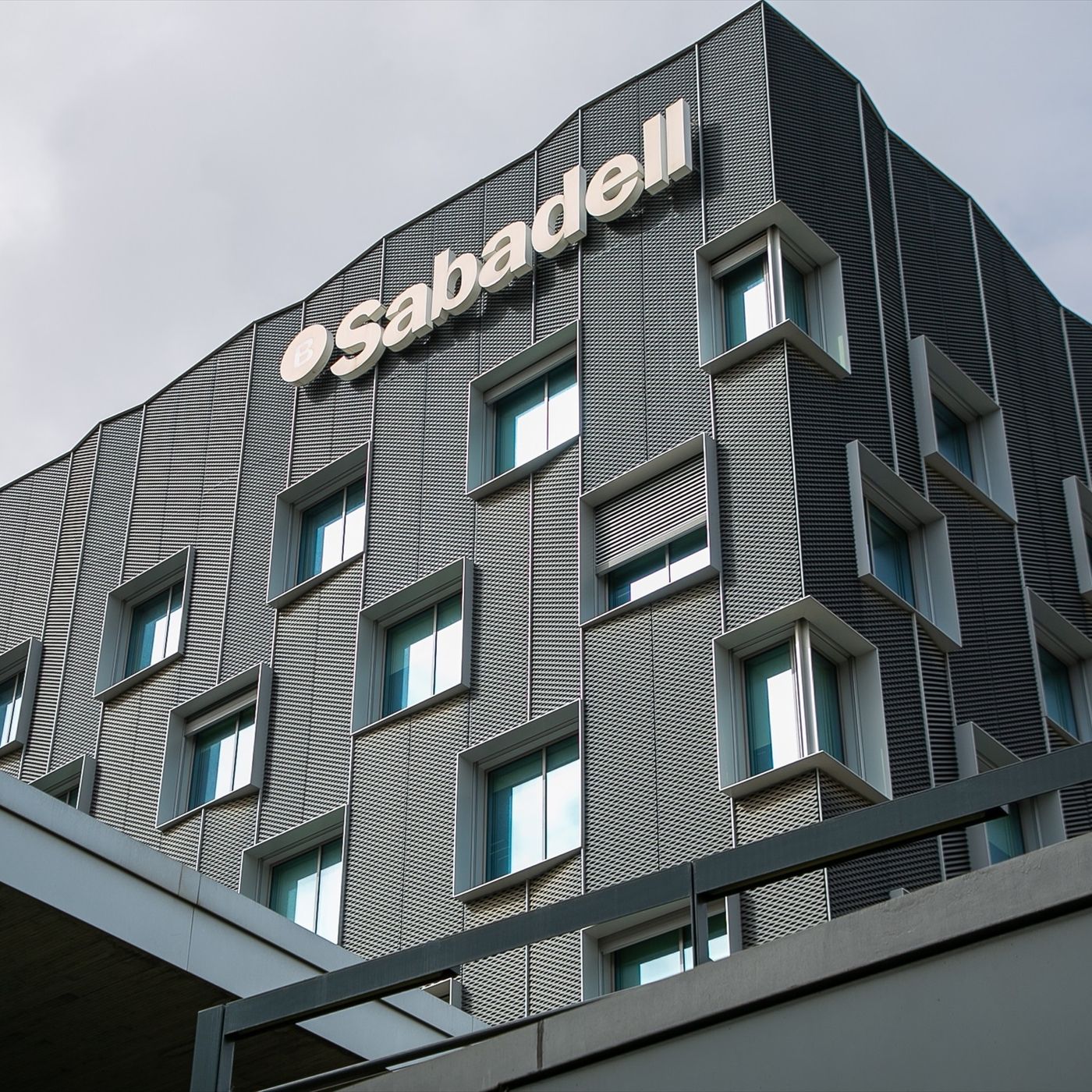 Prensa económica: Sabadell regresará a Cataluña siete años después del golpe separatista y en medio de la OPA del BBVA