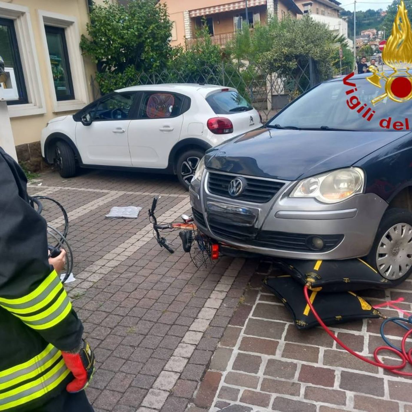 Schianto auto-bici: ciclista ferito incastrato sotto la vettura episode artwork