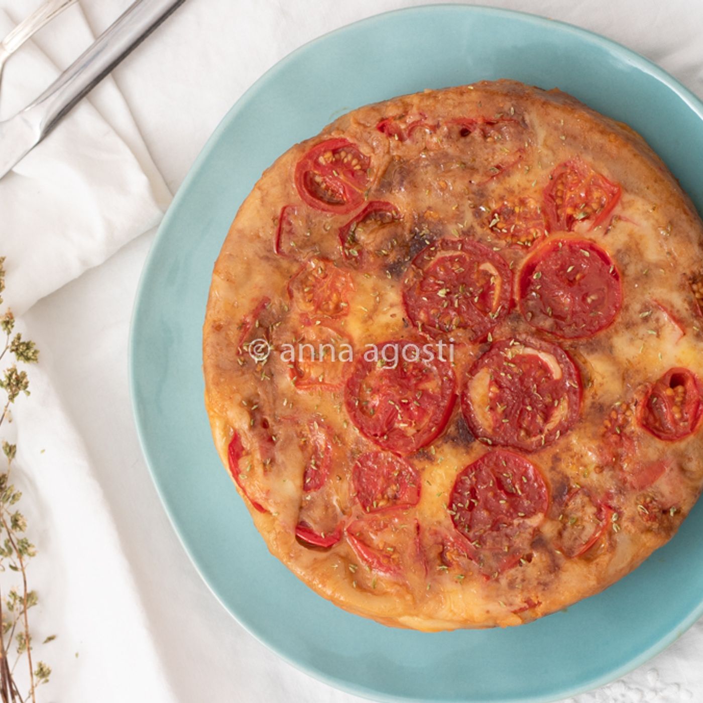 Tarte tatin di pomodori e scamorza: la mia versione salata e filante