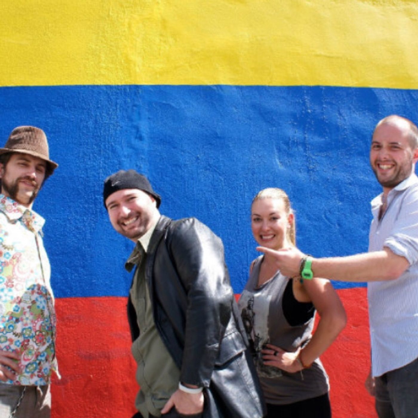 Extranjeros en Colombia cover art