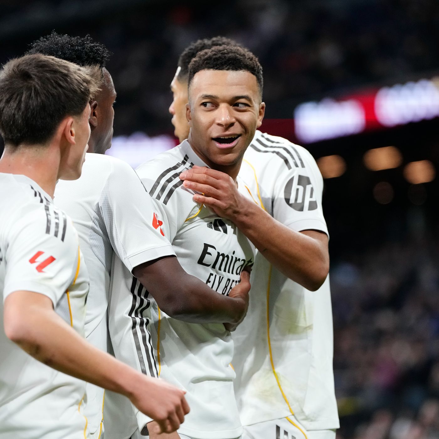 Los goles del Real Madrid 2 - 0 Levante | El Bernabéu pasa examen a su equipo