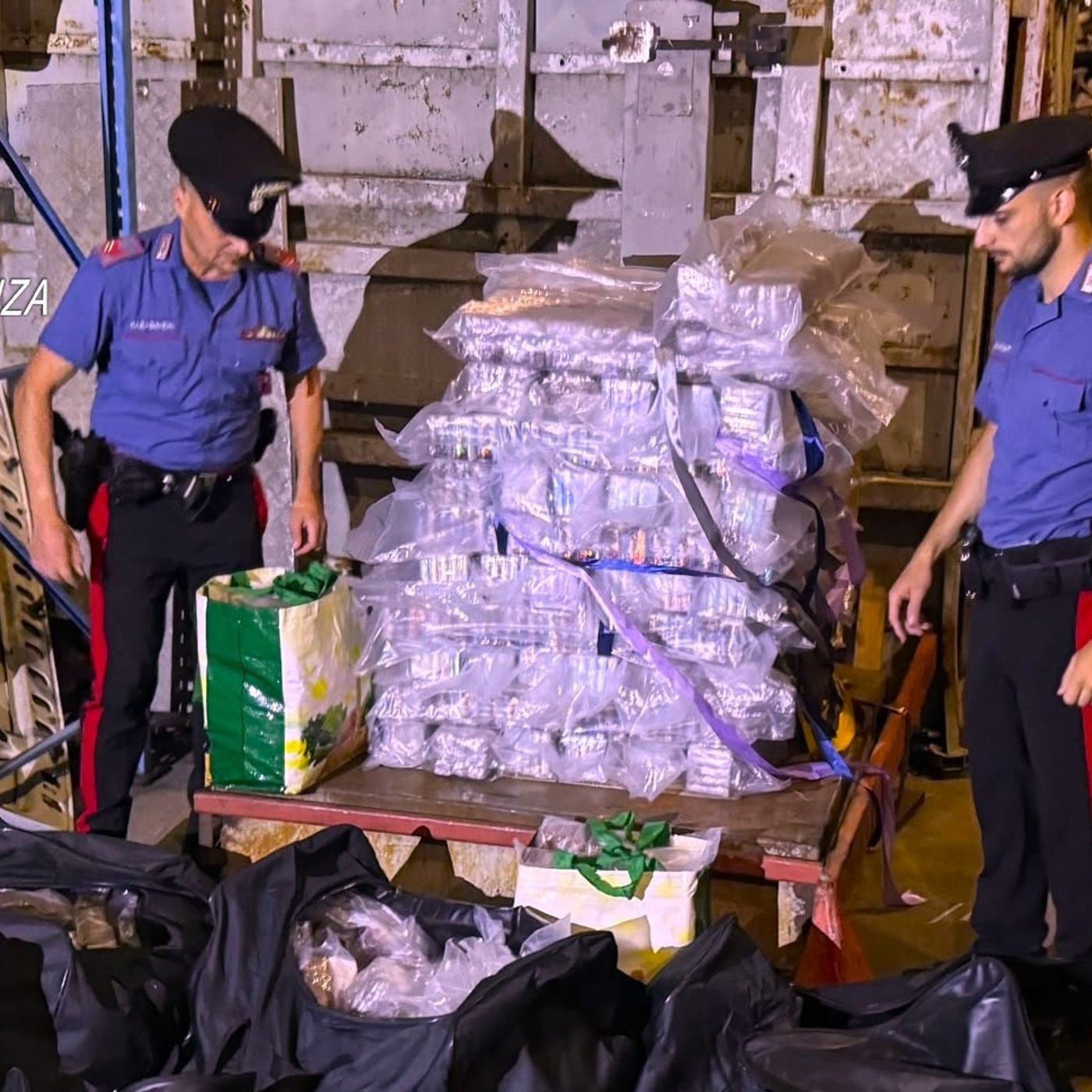 Maxi sequestro da record: scovati 683 chili di hashish tra garage e furgone episode artwork