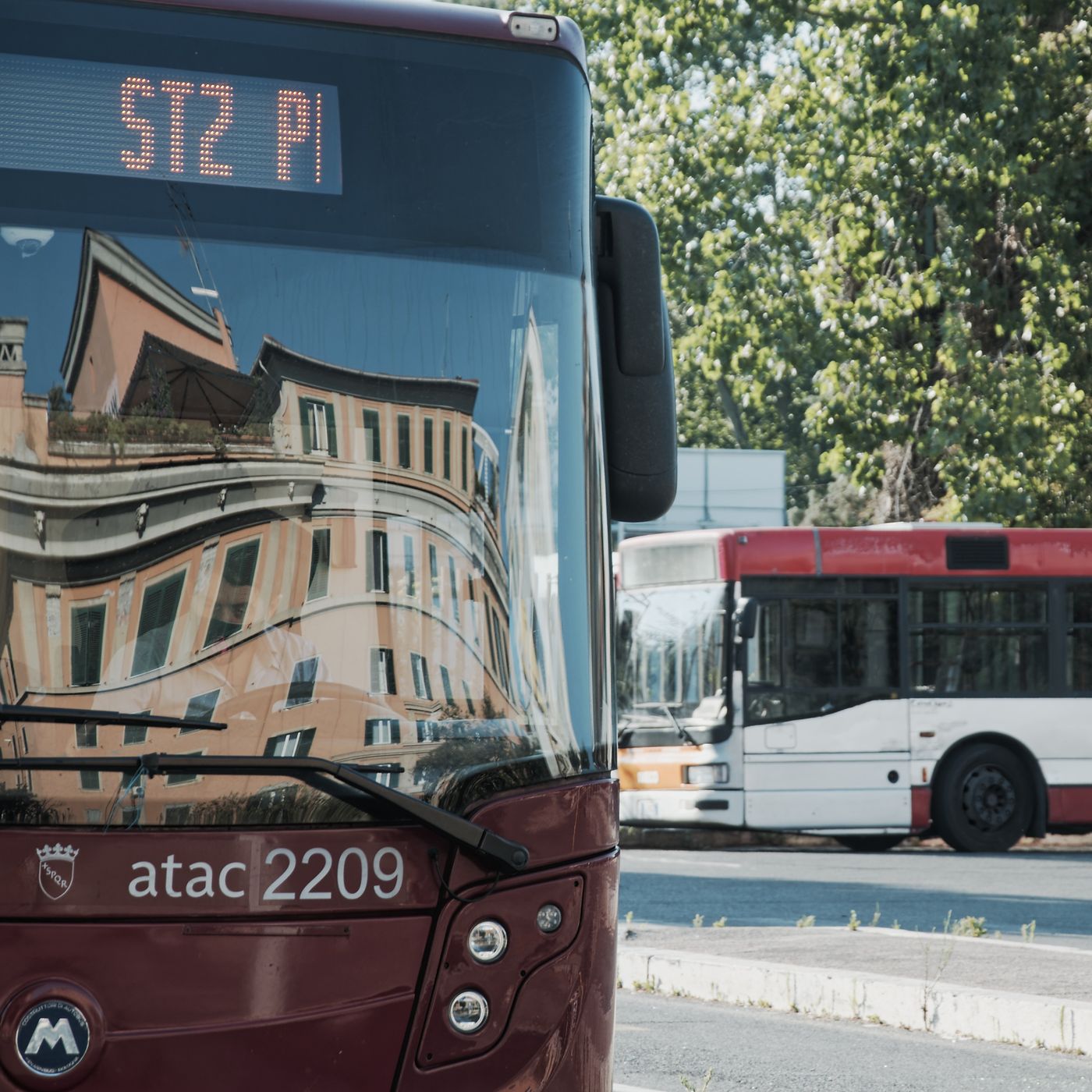 #511 Il biglietto del Bus a 2 euro, svastiche sui manifesti del 25 Aprile e altre (brutte) storie di Roma episode artwork